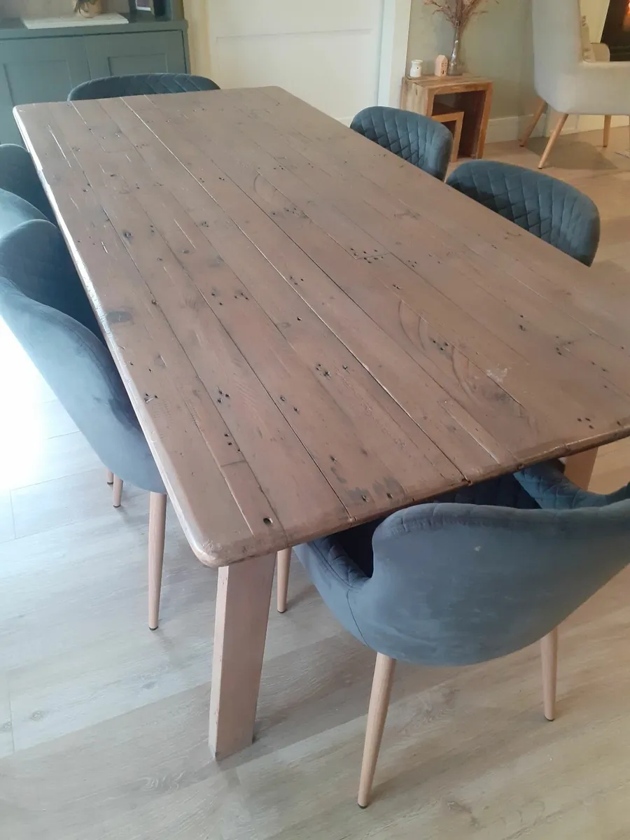 Table (& chairs) - Image 1