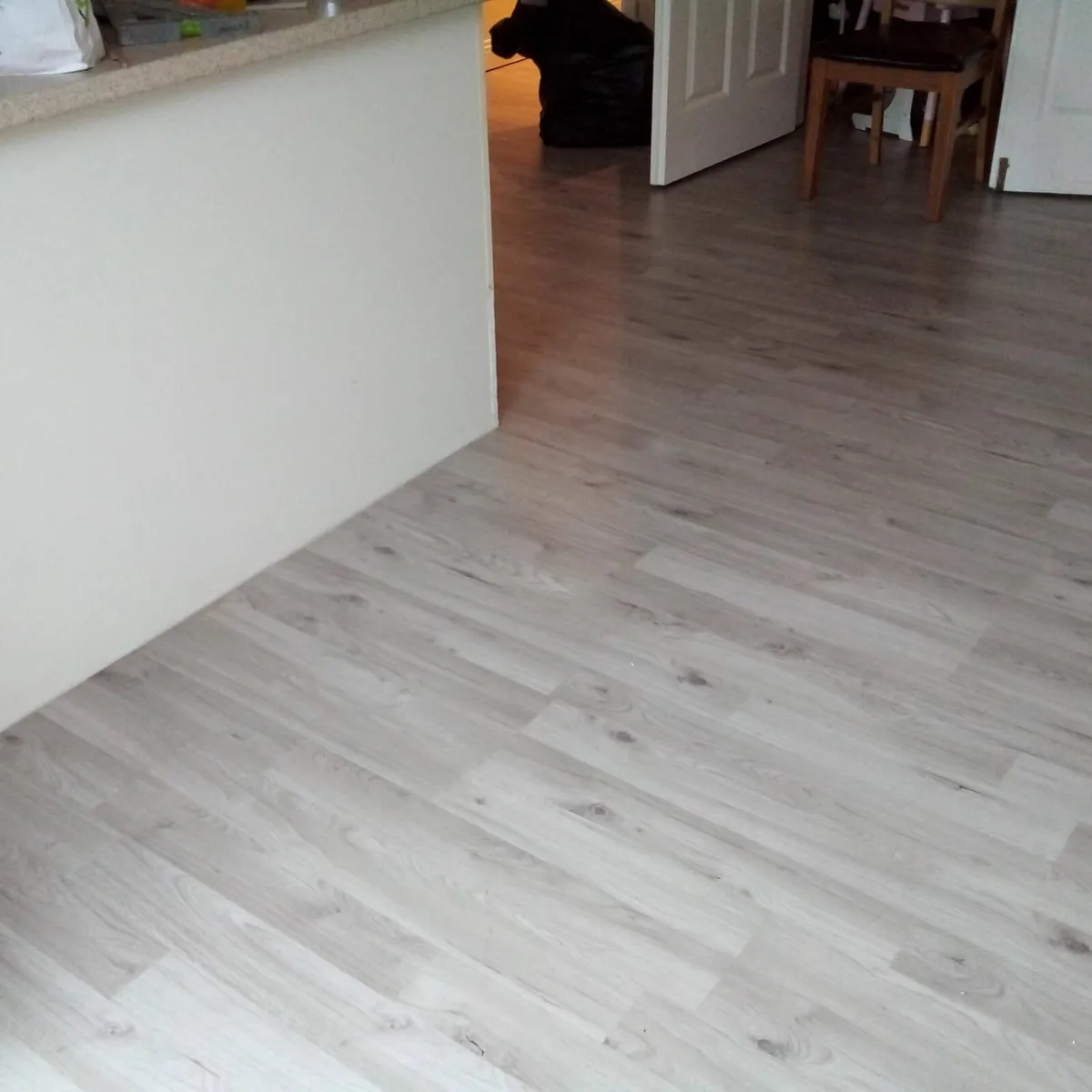 Laminated and timber floor fitter available - Image 1