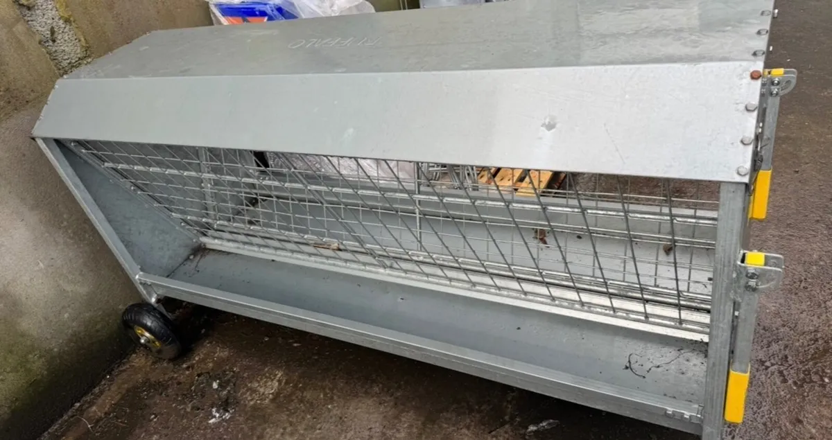 Hay, Meal racks - Image 1