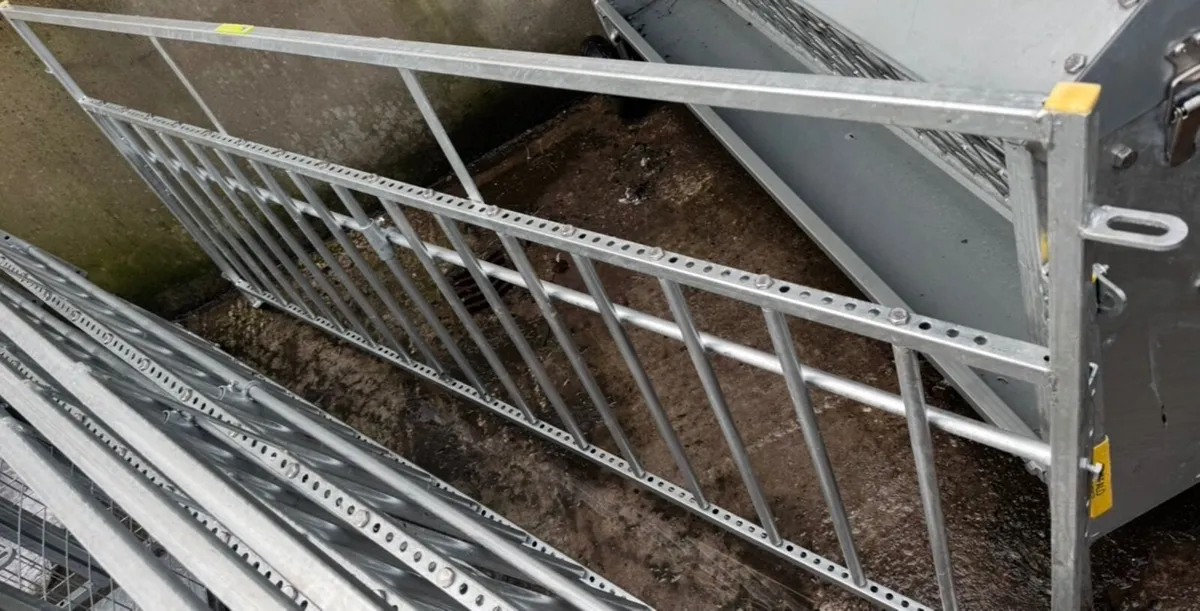 Hay, Meal racks - Image 3