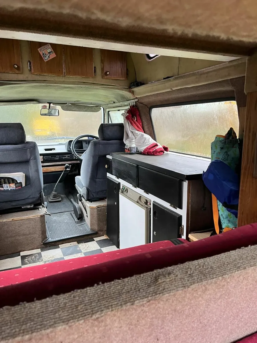 Volkswagen T25 camper van - Image 4