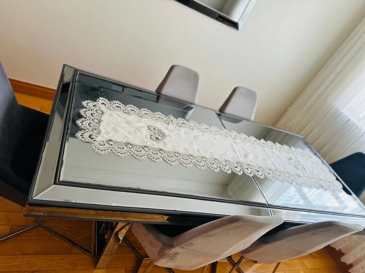 Dinner table - Image 1