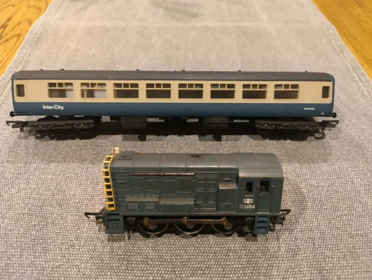 Wrenn 08 Shunter + Lima Mk 2 TSO 2nd Open Carriage - Image 1