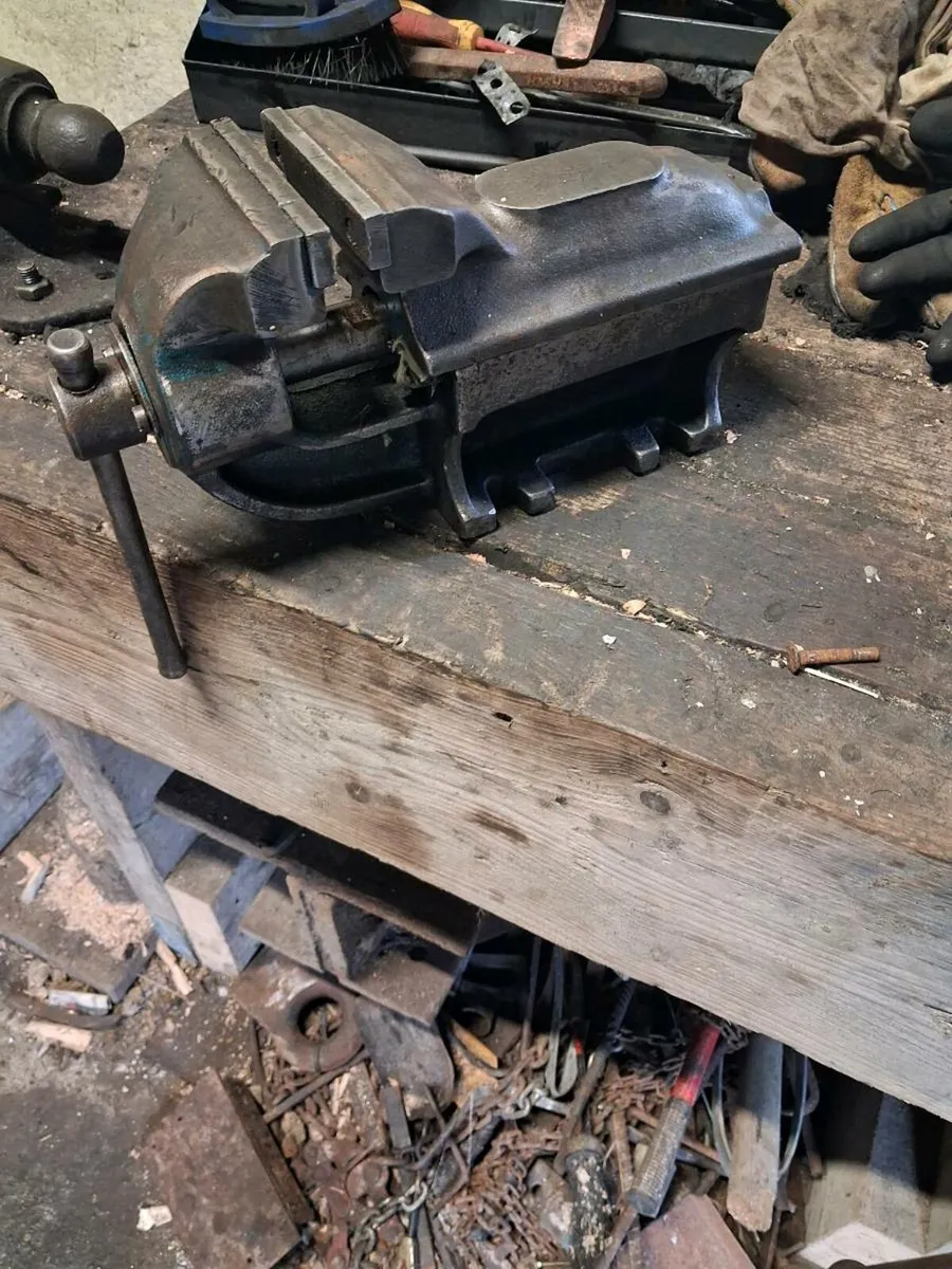 4 inch Vice with Anvil - Image 1