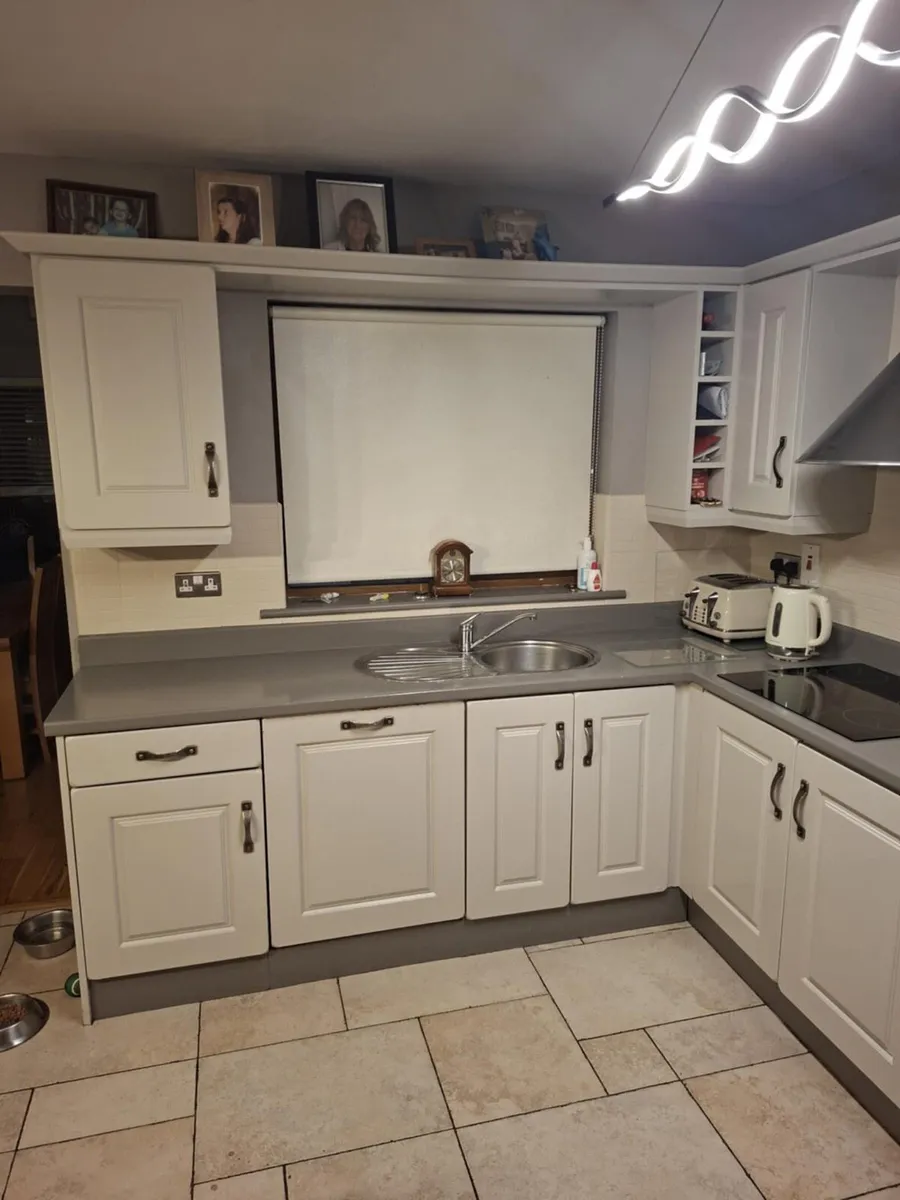 Fully fitted kitchen - Image 1