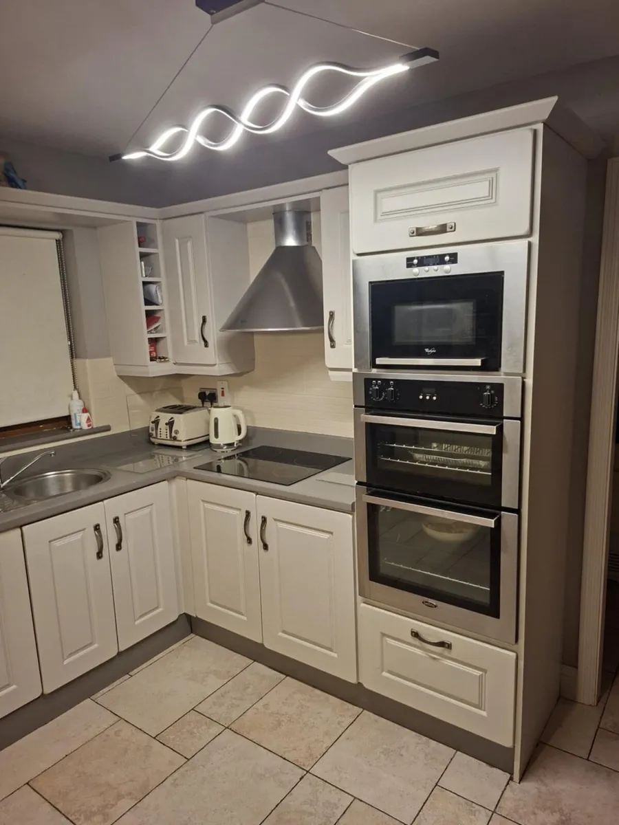 Fully fitted kitchen - Image 2