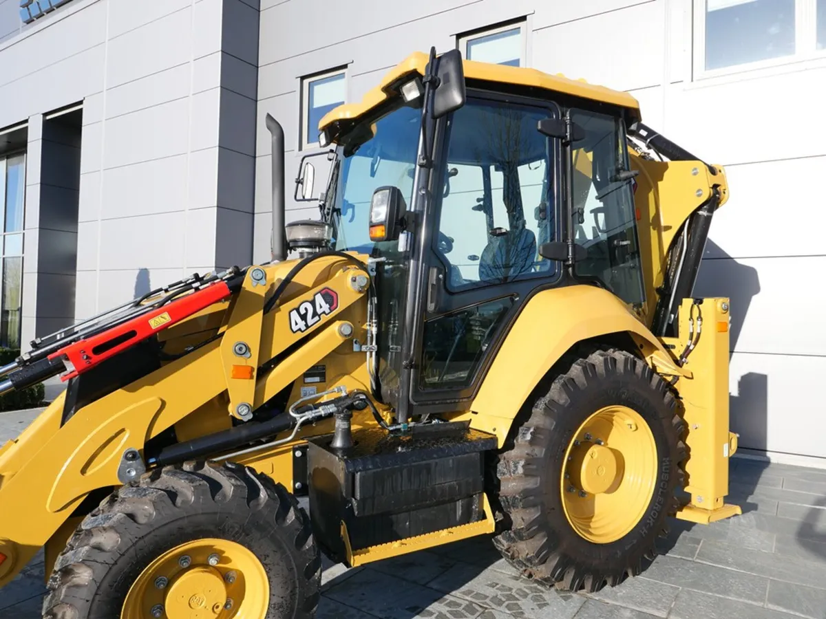 2025 Caterpillar 424 Back Hoe Mew Unused Only 8 Hr - Image 4