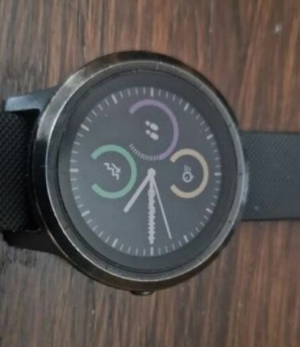 garmin vivoactive 3 comes with charger and 3 strap - Image 2