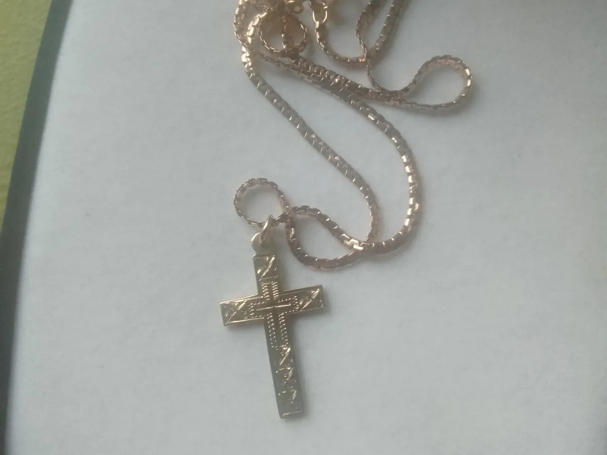 VINTAGE 9ct GOLD LGE CHAIN & CROSS 18" - Image 1