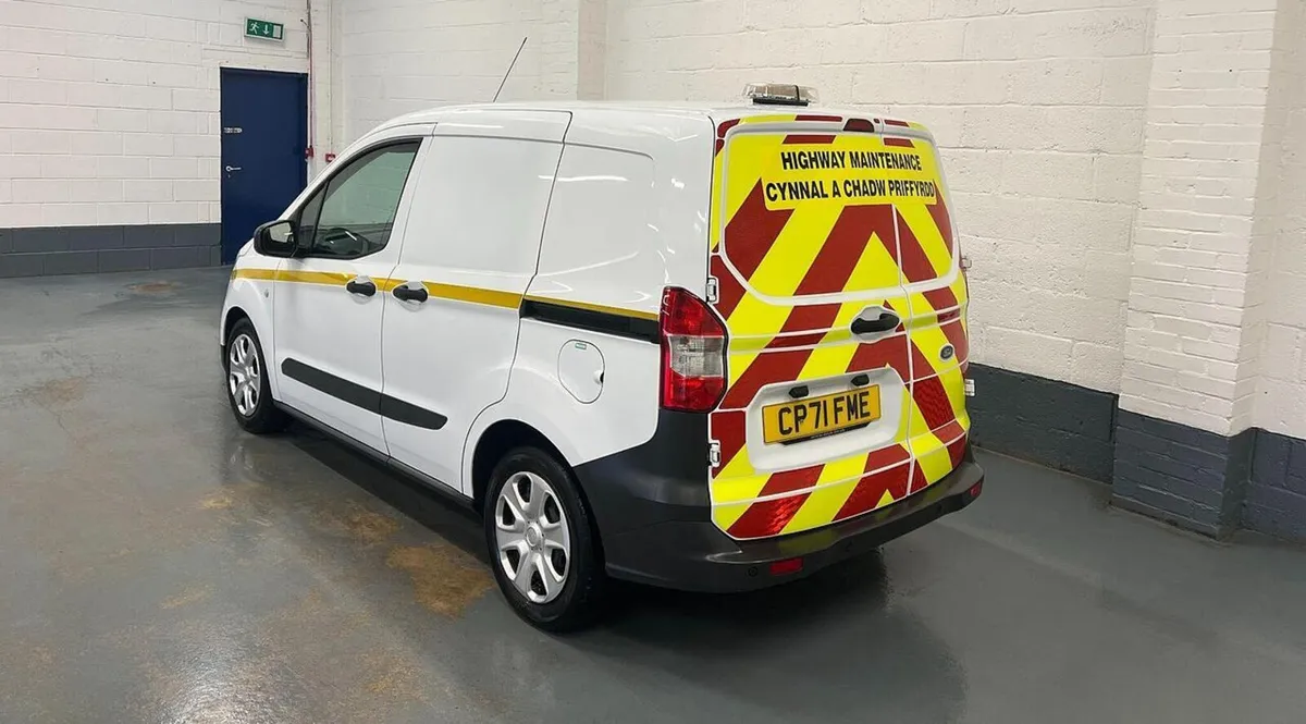 2021 Ford Transit Courier Small Panel Van - Image 4