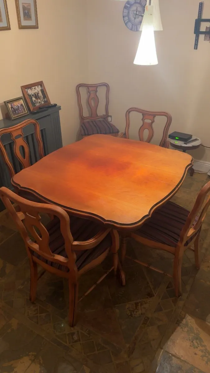 Table and chairs - Image 1