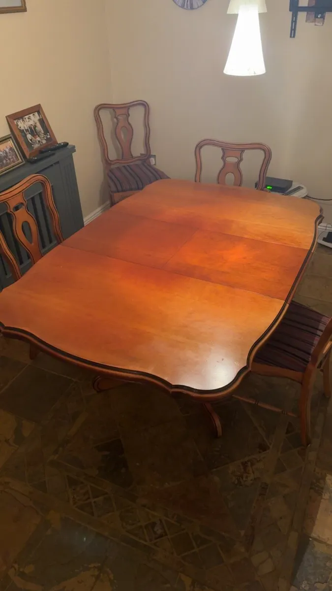 Table and chairs - Image 3