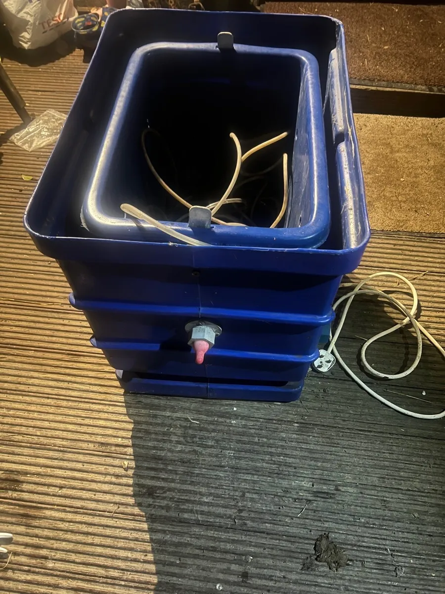 Sturdy Heated Lamb Surrogate Feeder - Image 3