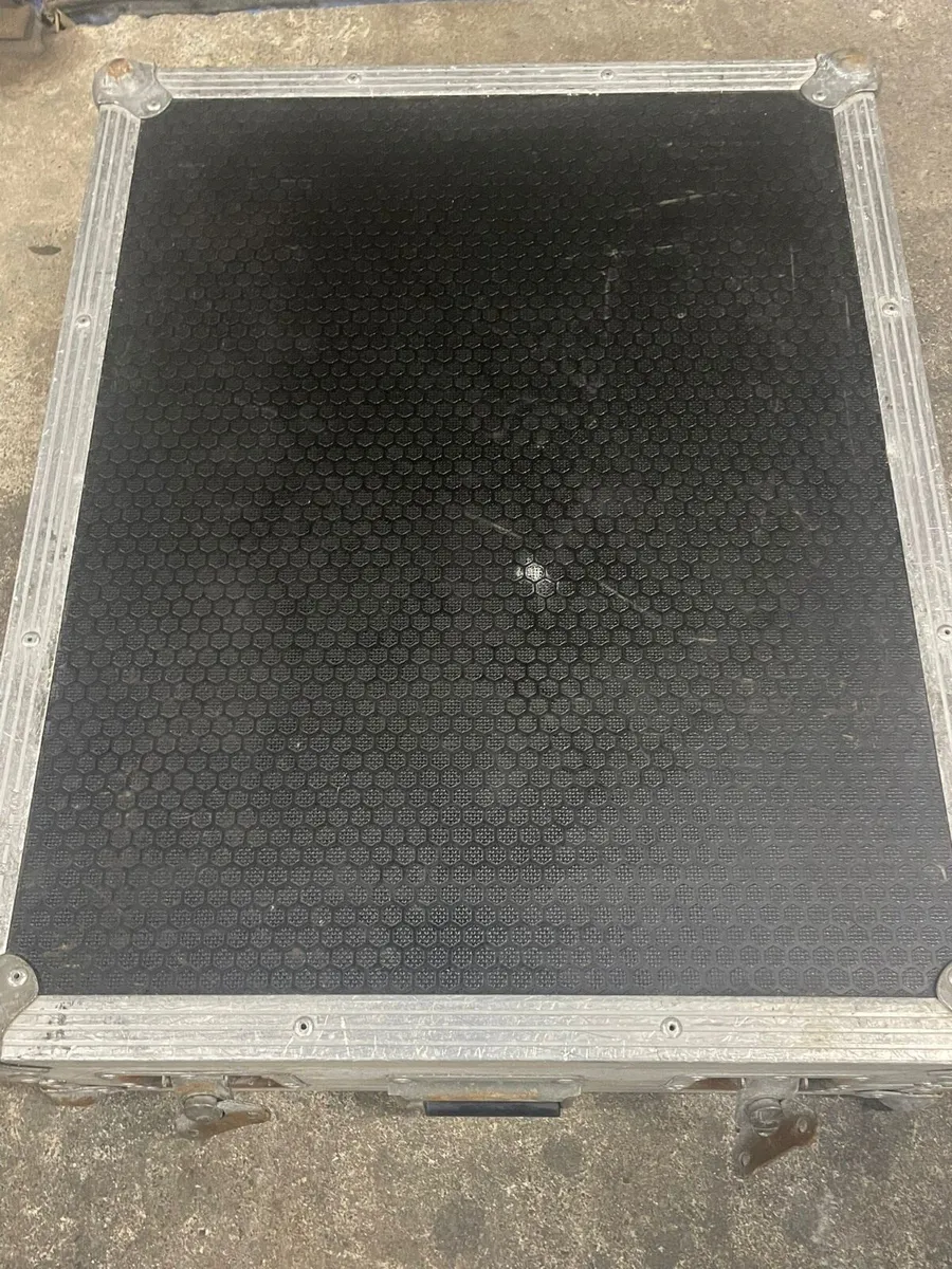 Yamaha EMX 5000 12 channel Mixer - Image 4