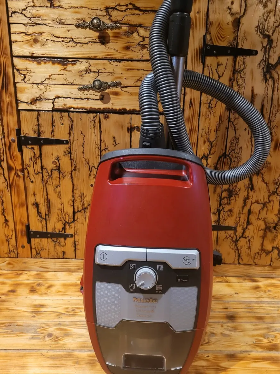 Miele bagless vacuum cleaner - Image 4