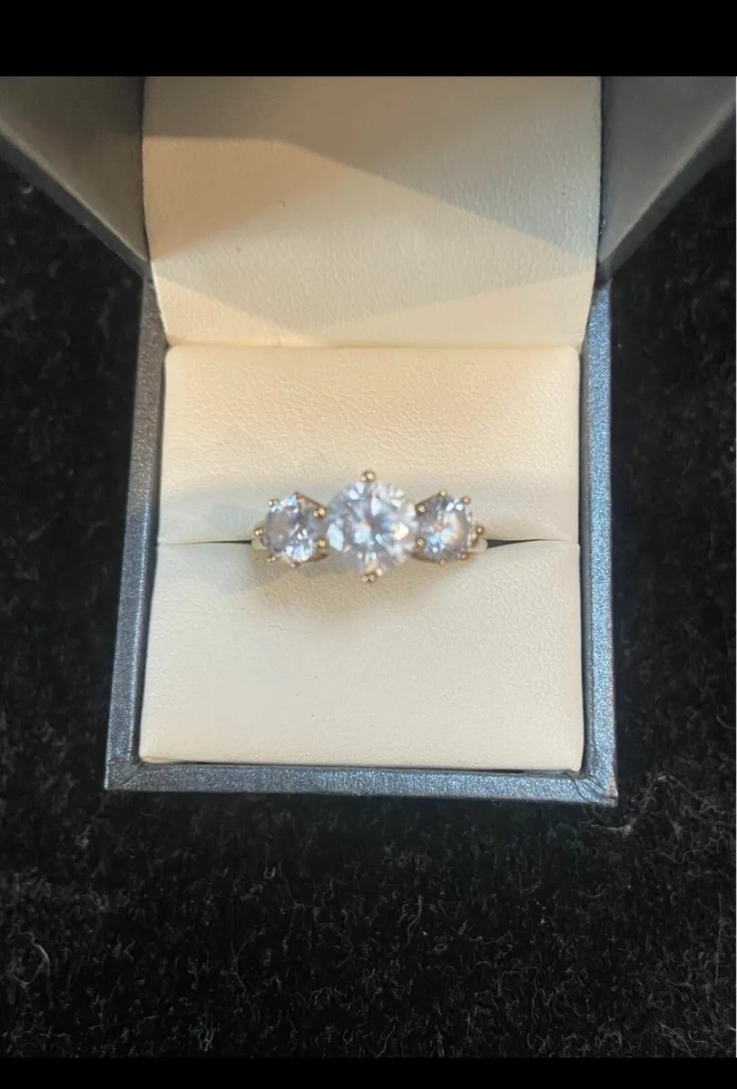 9ct gold ring with 3 CZ clear stones - Image 1