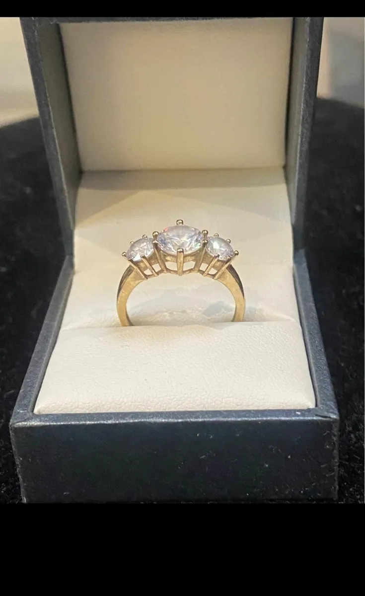 9ct gold ring with 3 CZ clear stones - Image 2