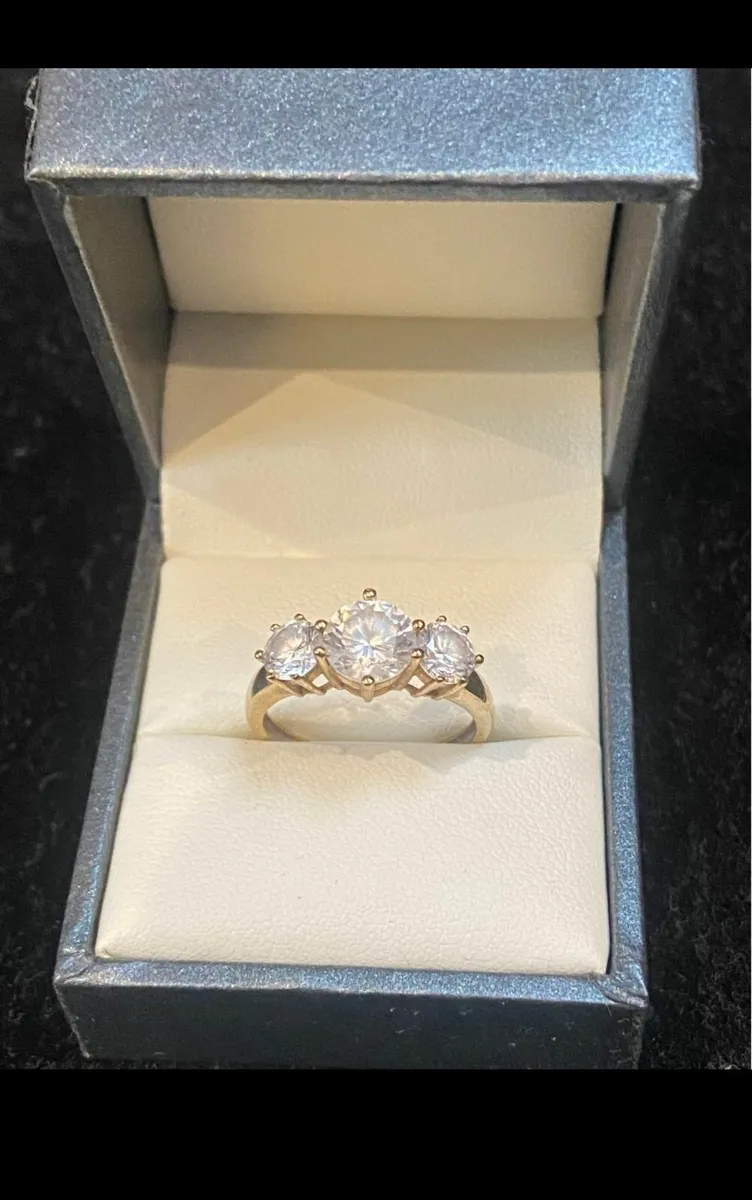 9ct gold ring with 3 CZ clear stones - Image 3