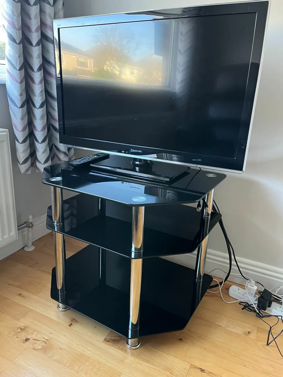 32" Panasonic TV and table - Image 2