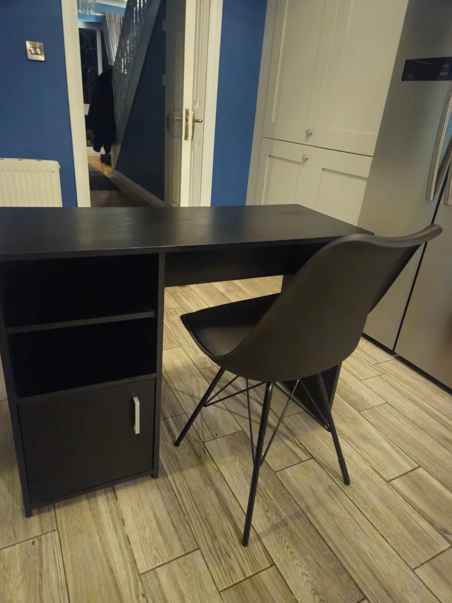 Office table and chair - Image 2