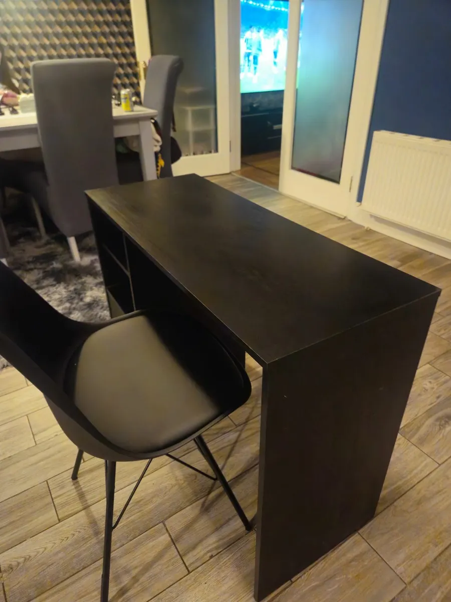 Office table and chair - Image 3