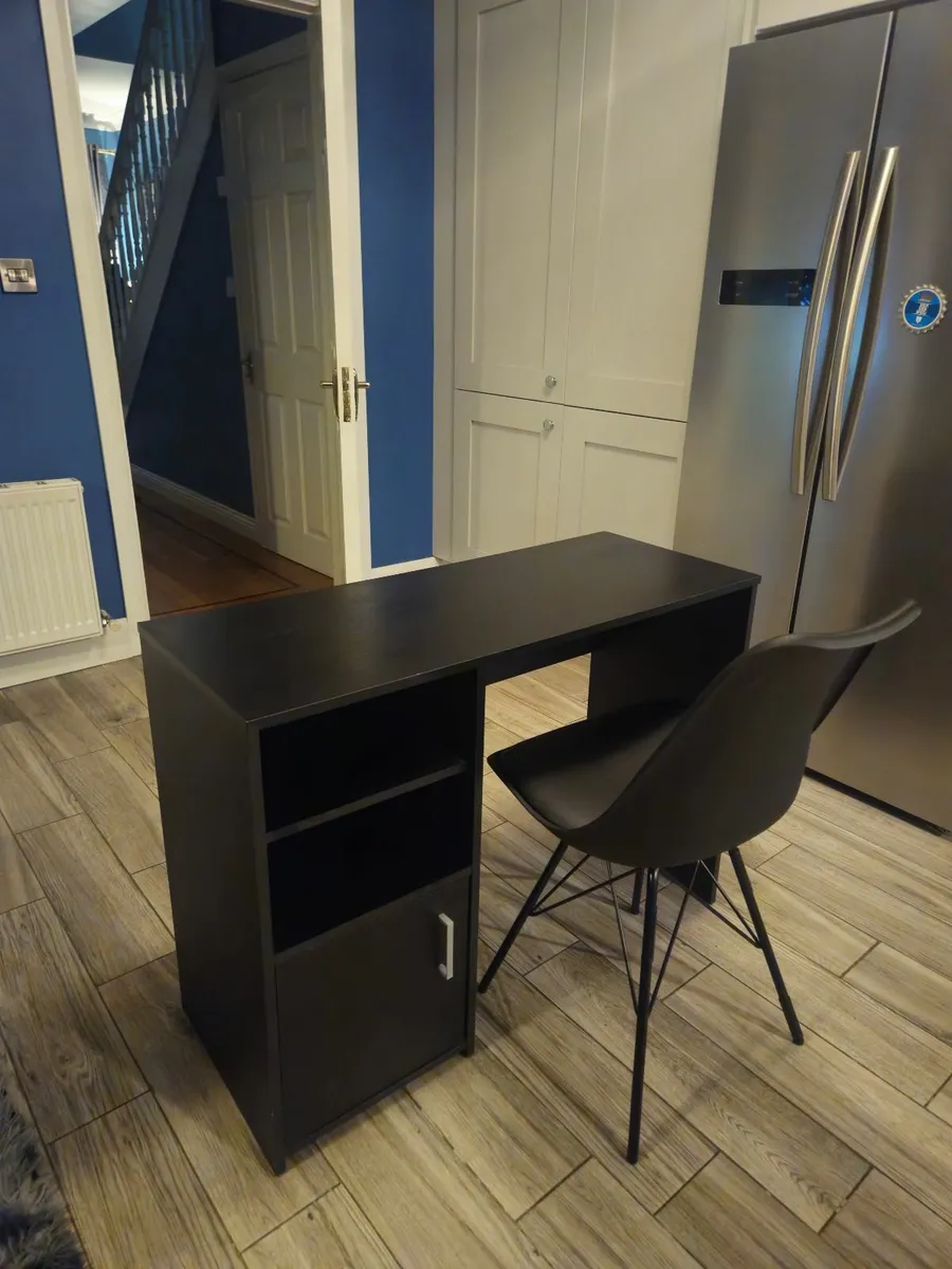Office table and chair - Image 4