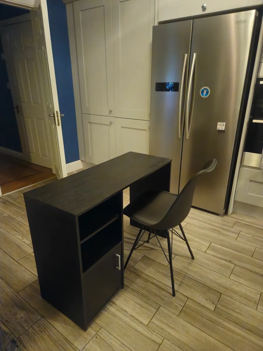 Office table and chair - Image 1