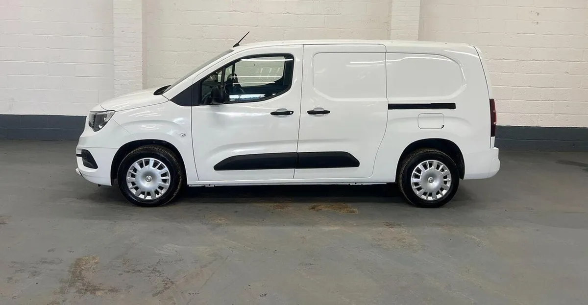 2022 Vauxhall Combo Small Panel Van - Image 4