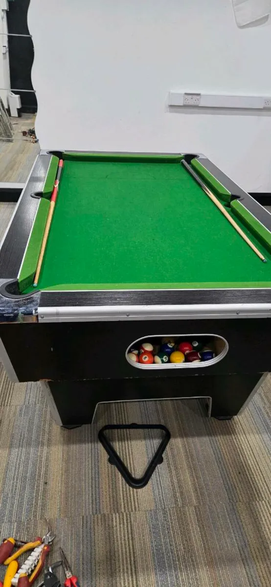 Pool table - Image 1