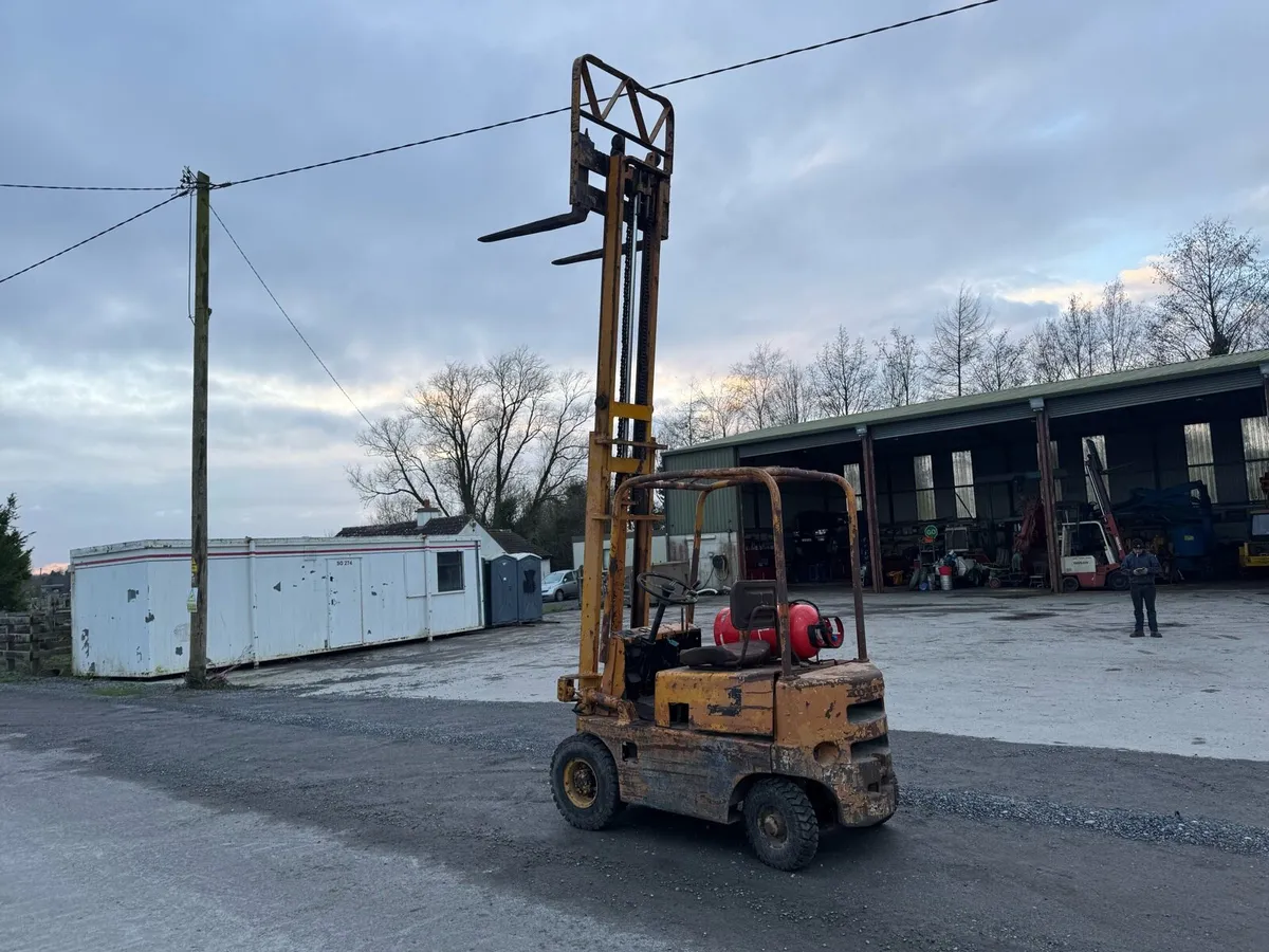 Komatsu 2 ton forklift €2950 SALE AGREED - Image 1