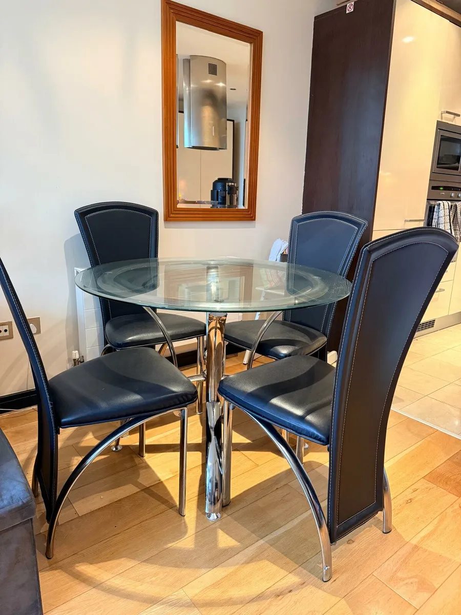 Dining table and chairs - Image 1
