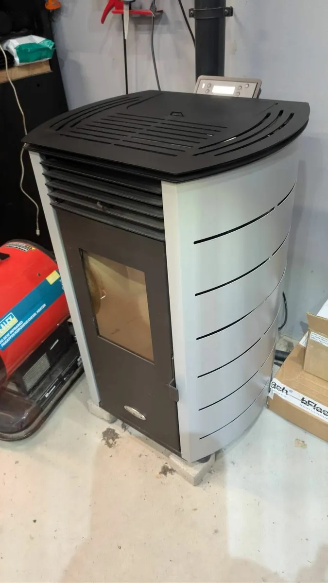 Stanley Solis  Curve Pellet Stove
