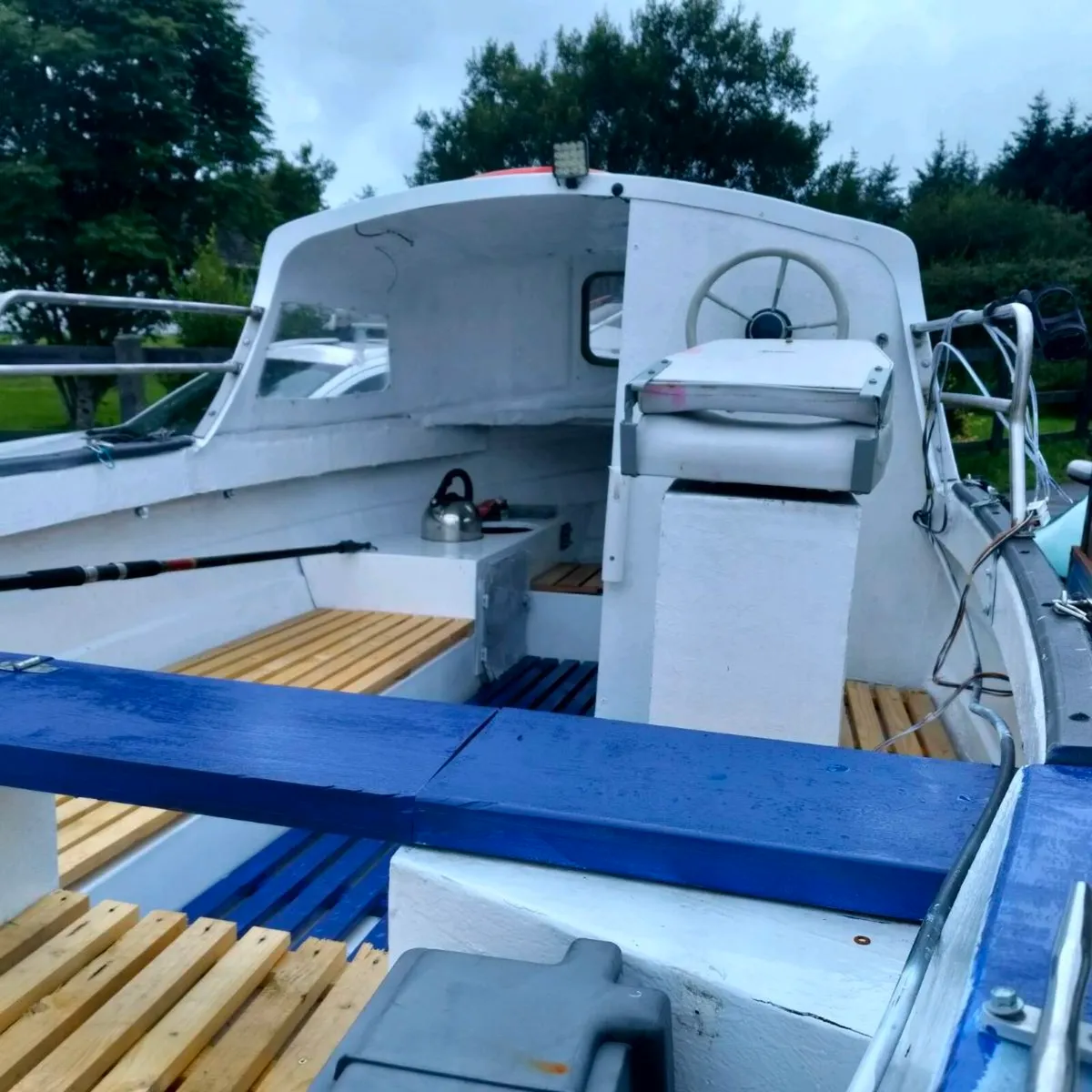 17ft Boat 20 hp 4 stroke outboard and trailer - Image 3