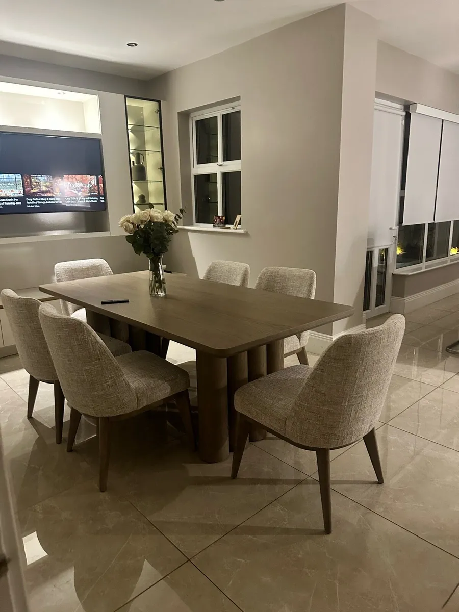 Diamond Furniture Reagan Table and Jade Chairs x 6 - Image 3