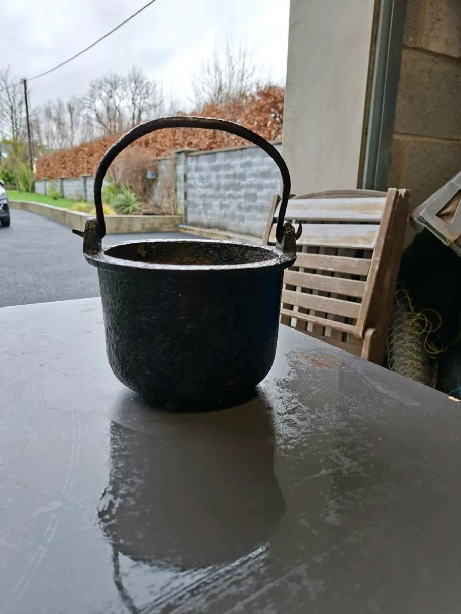 Cast iron Cauldron. - Image 1