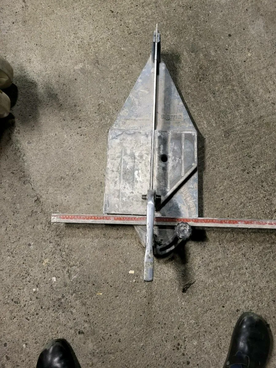 Tile cutting machine - Image 1