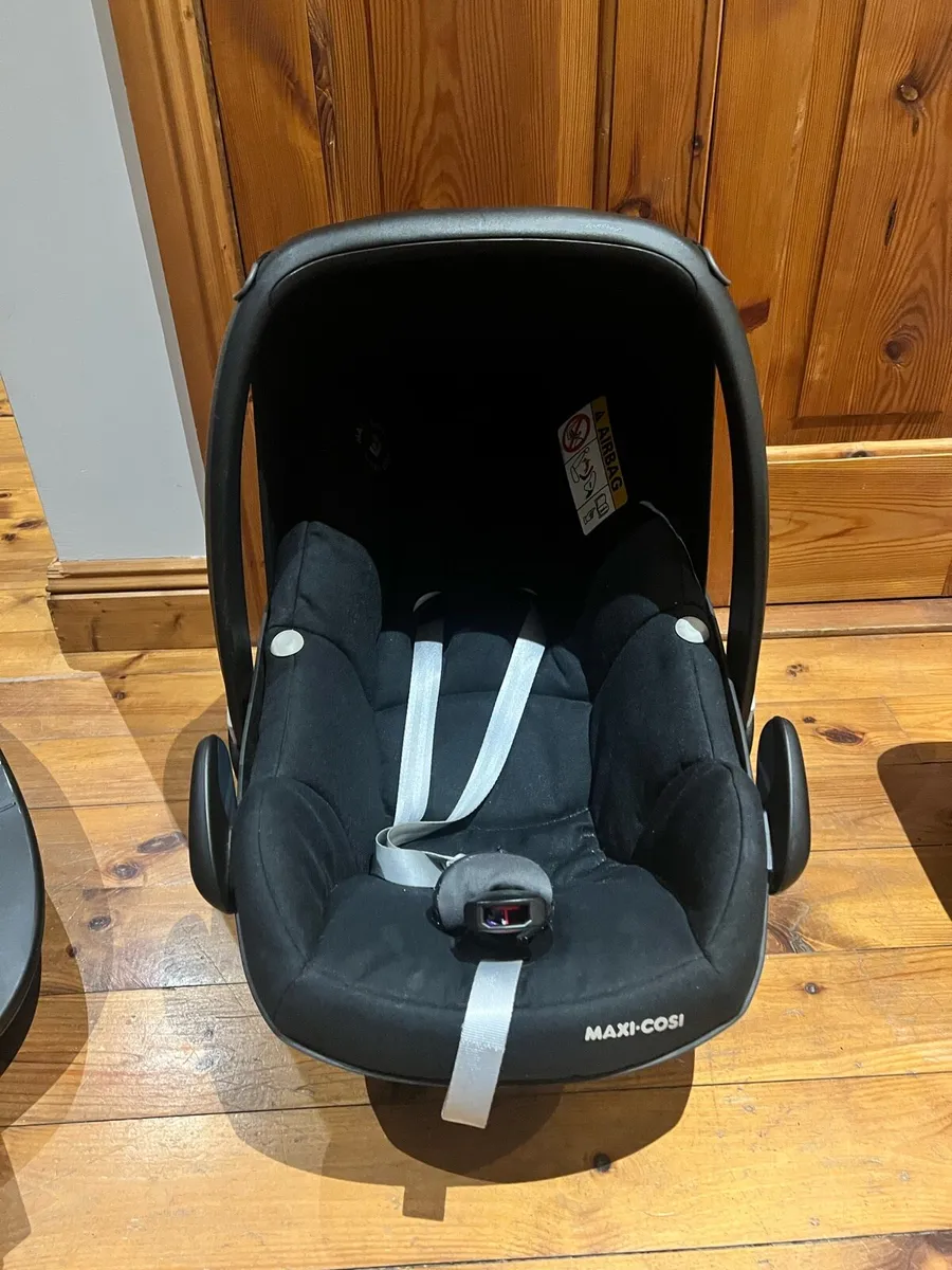 Maxi Cosi Car seat &  2 Isofix - Image 1