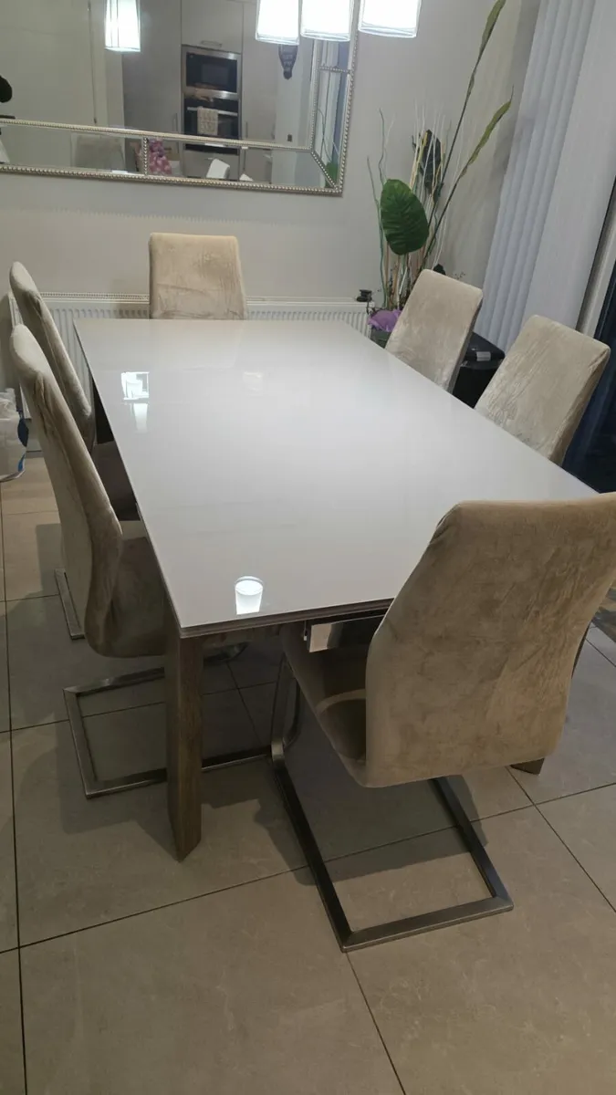 Extandable Dining table with 6 chairs - Image 1