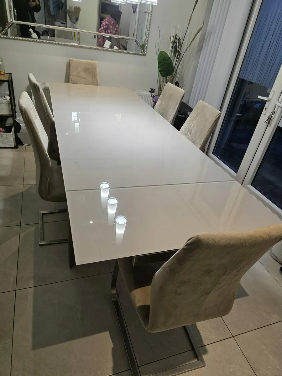 Extandable Dining table with 6 chairs - Image 3