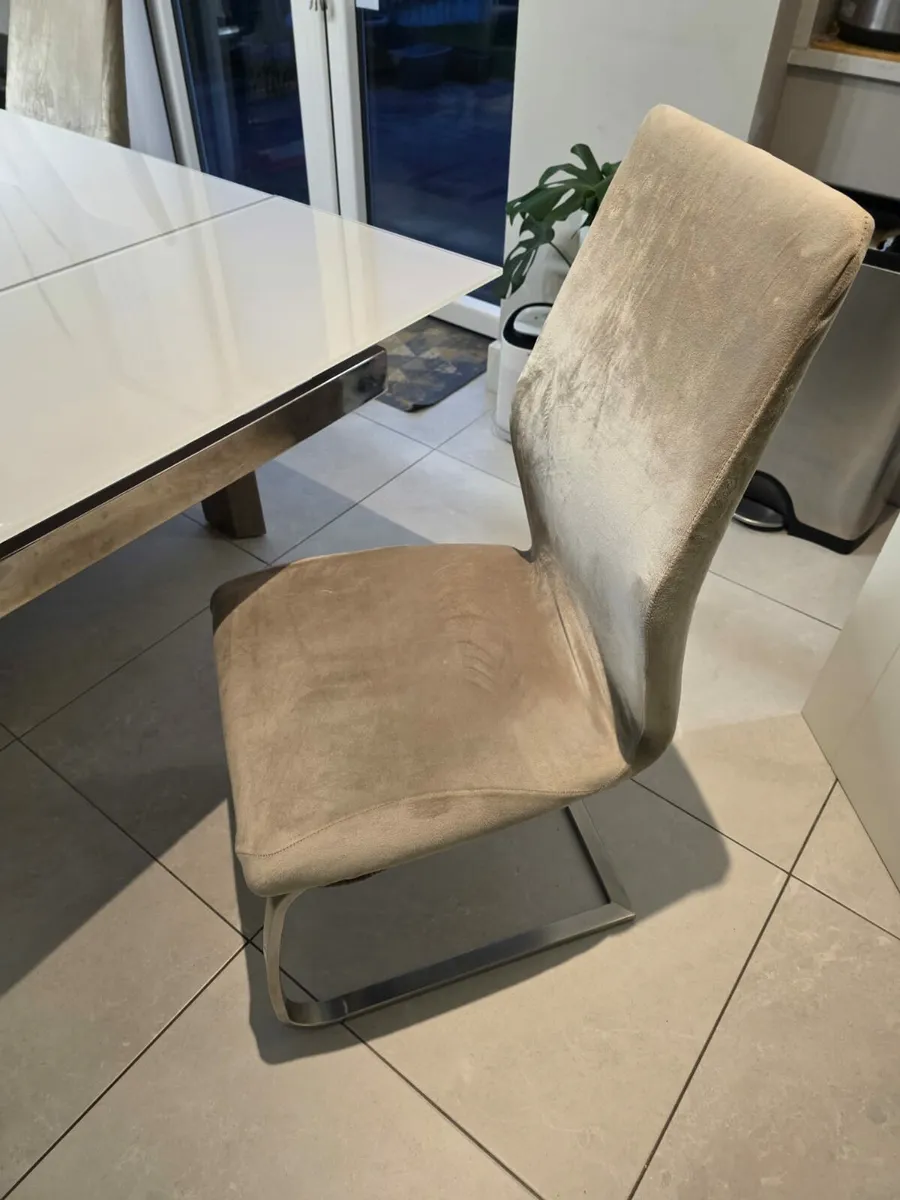 Extandable Dining table with 6 chairs - Image 4