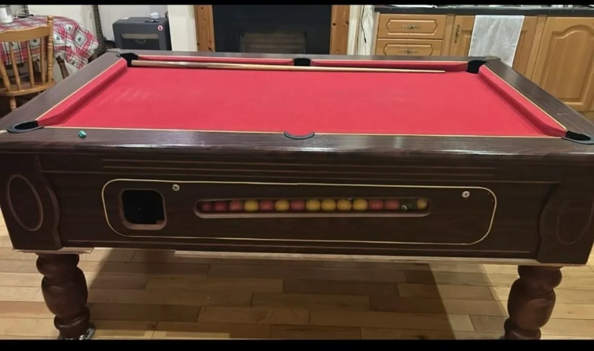 Pool table - Image 1