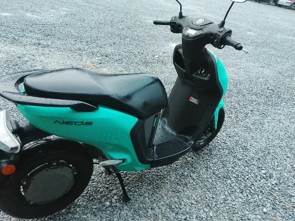 YAMAHA neos electric moped - Image 3