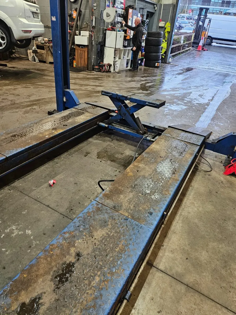 4 Post lift - Image 1