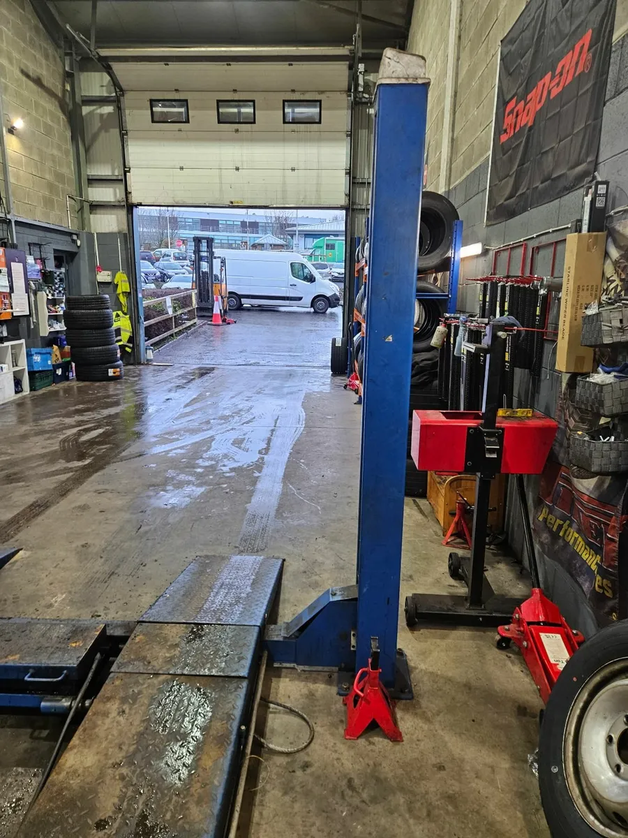 4 Post lift - Image 2