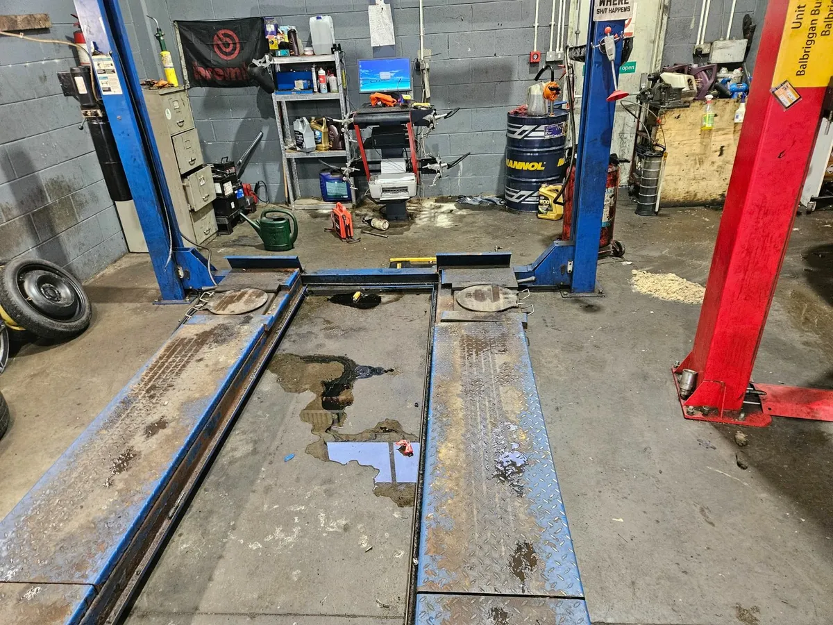 4 Post lift - Image 3