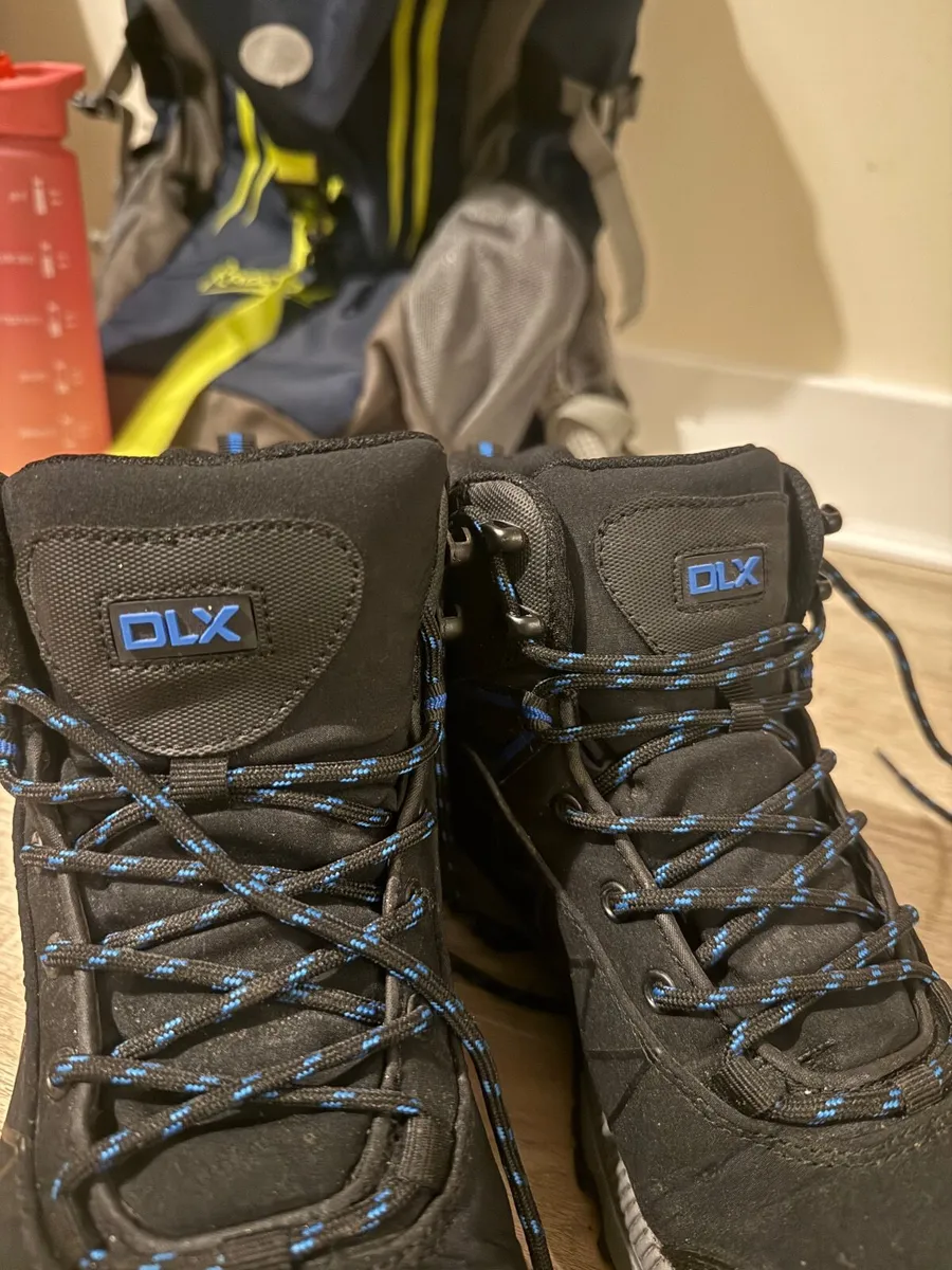 DLX hiking boots & hiking bag - Image 1