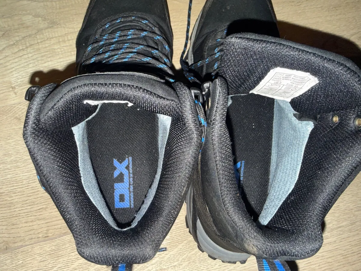 DLX hiking boots & hiking bag - Image 2