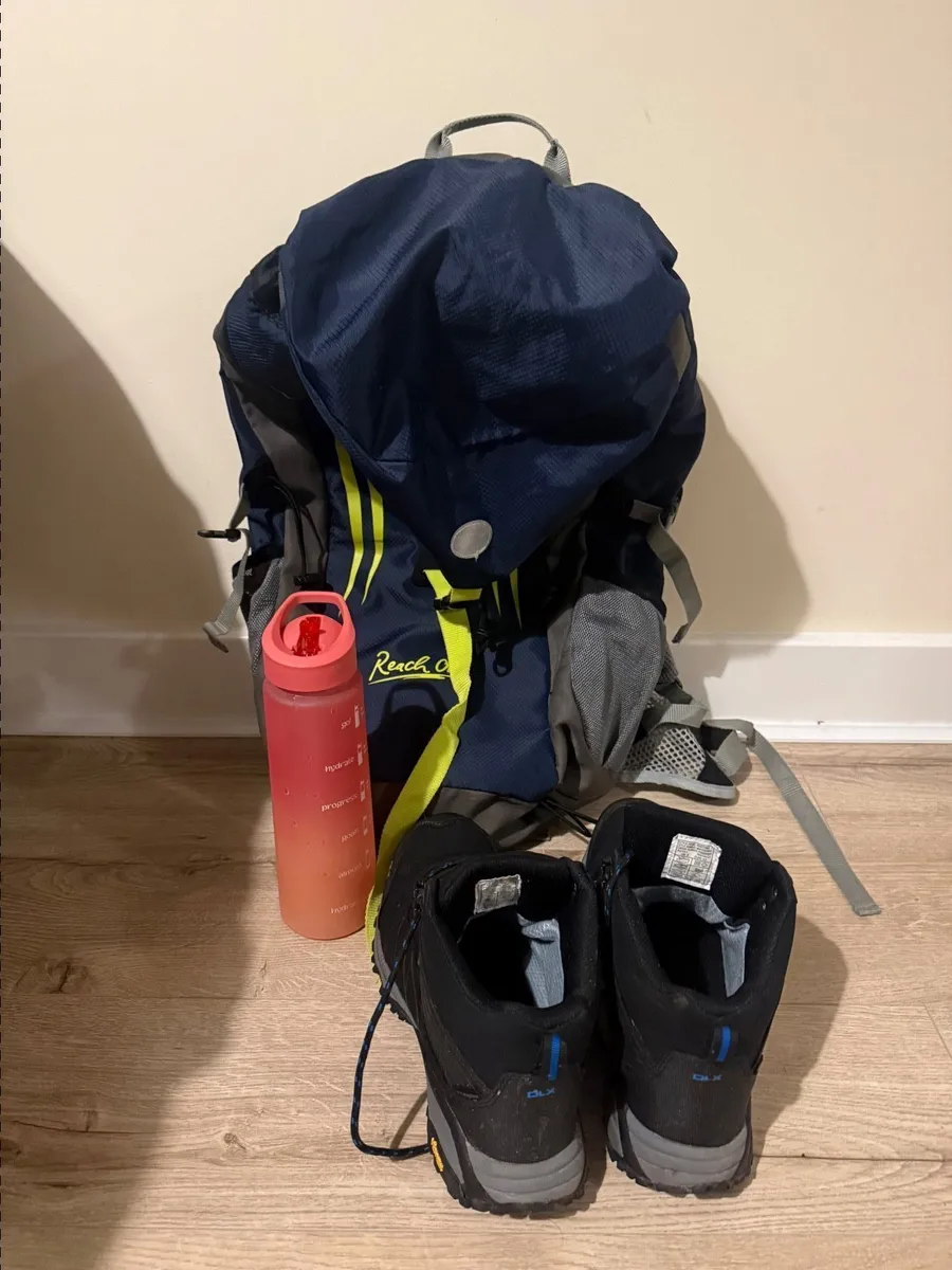 DLX hiking boots & hiking bag - Image 3