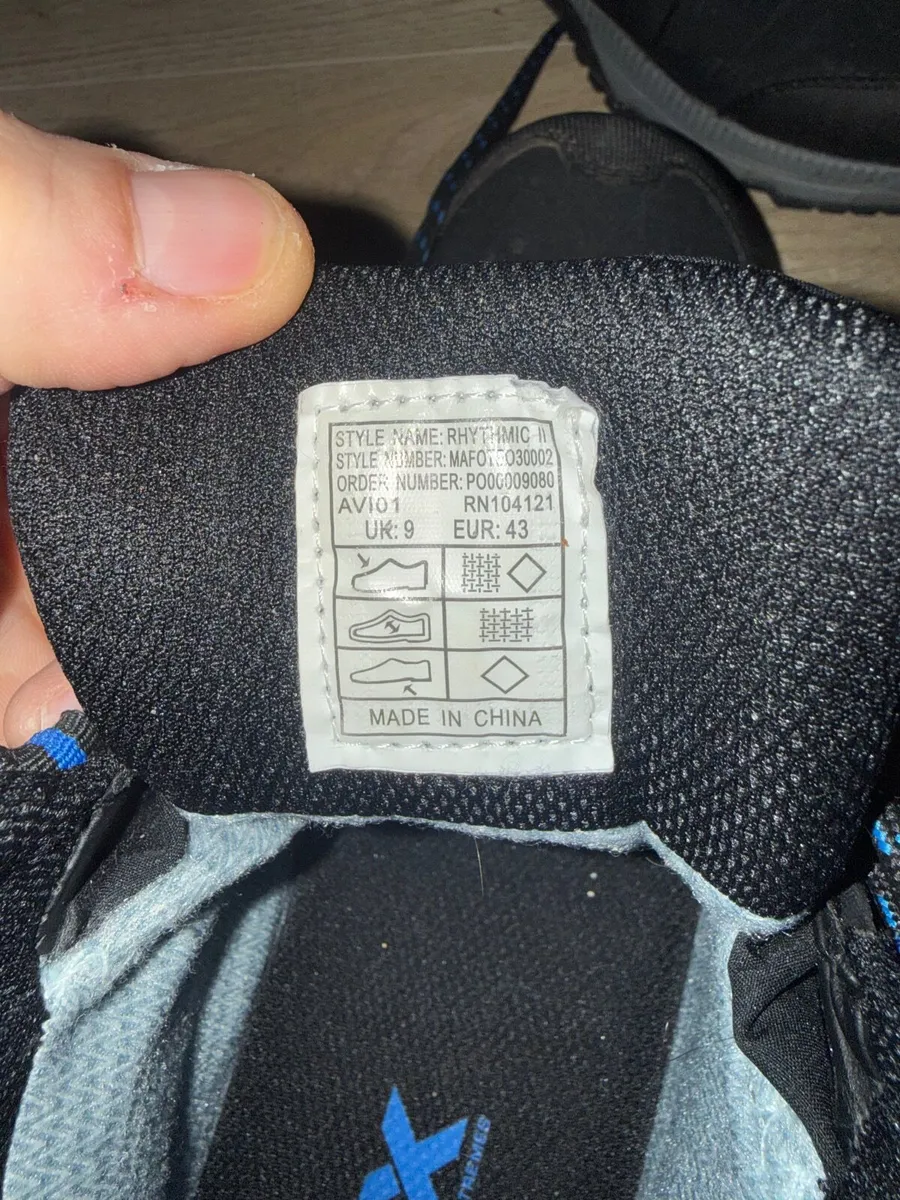 DLX hiking boots & hiking bag - Image 4