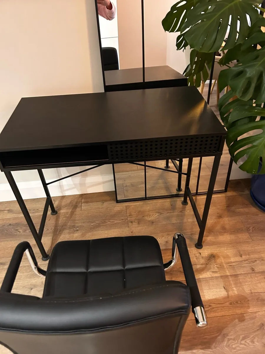Office desk and chair - Image 3